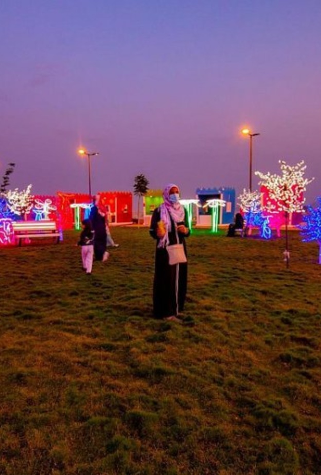 حديقة سما ابها وسحر خاص في الليل  - المصدر أمانة منطقة عسير.