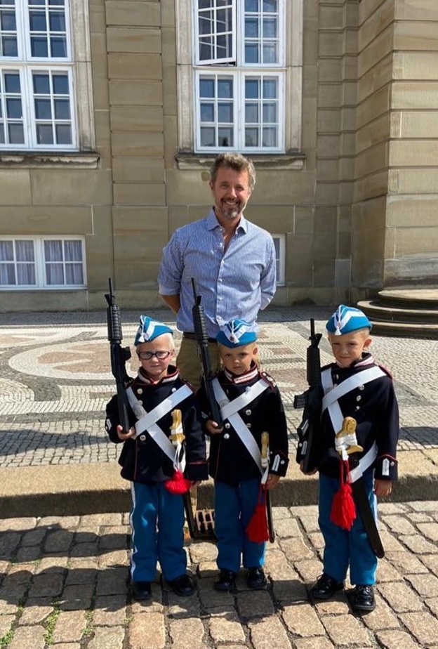 الأمير فريدريك يلتقط صورة تذكارية بصحبة ثلاثة من معجبيه الصغار