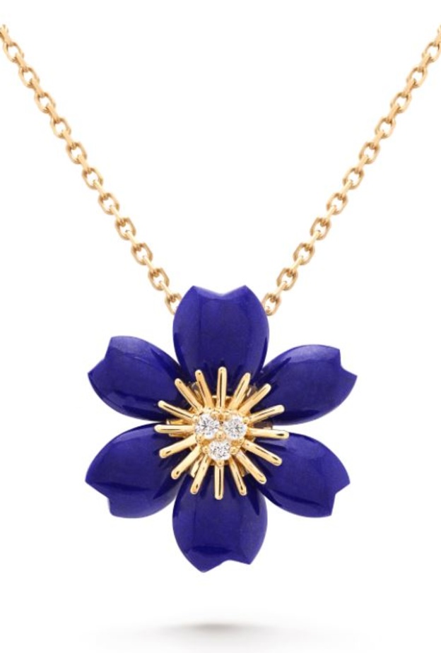  a قلادة Rose de Noel من فان كليف أند آربلز Van Cleef & arpels
