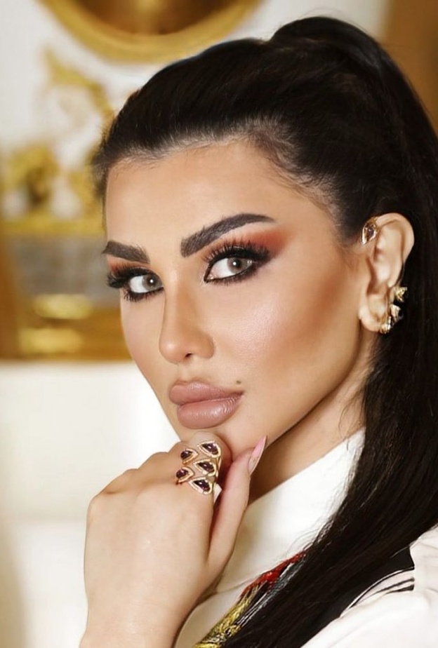 جيني إسبر بمجوهرات فرساتشي