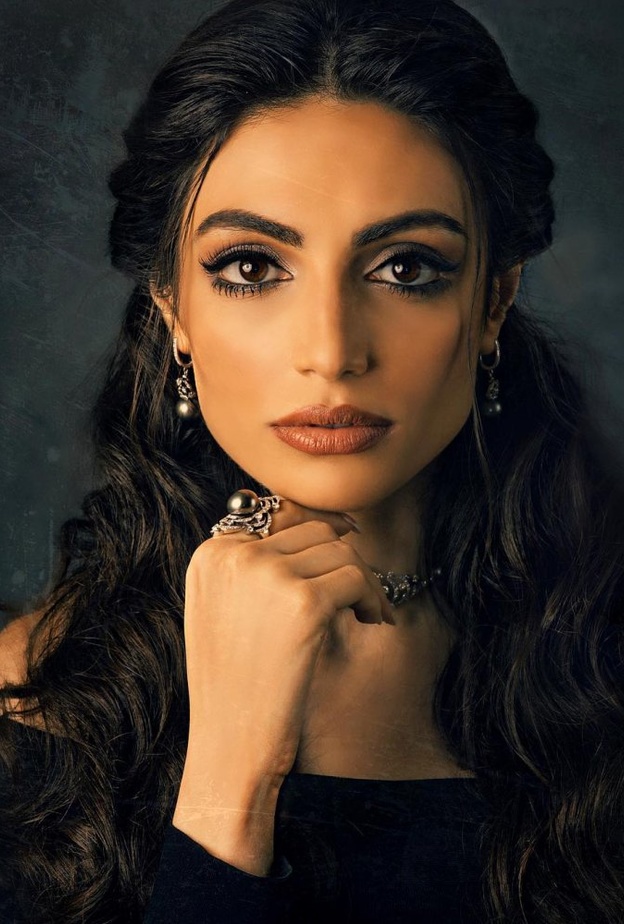  صيحات جمالية معدنية من وحي رفيعة الهاجسي- الصورة من انستغرام