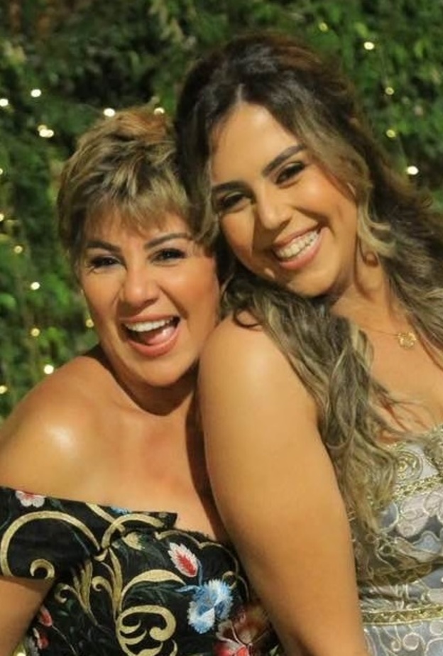 مفيدة شيحة وابنتها منة في حفل الخطوبة