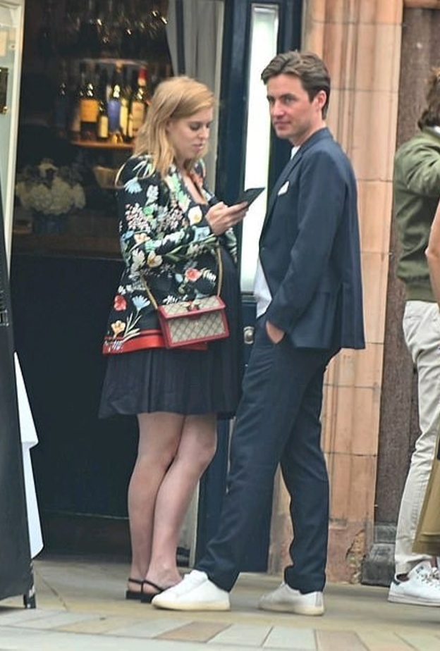 إميلي كومبتون ساعدت الأميرة بياتريس على تحسين حس الموضة لديها