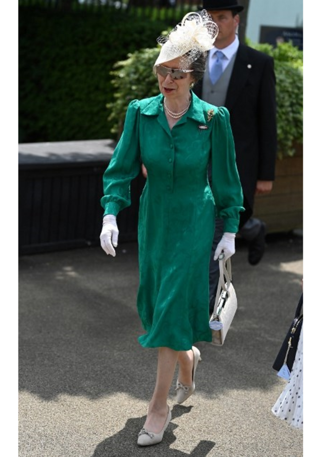 اطلت في اليوم الثاني من سباق  Royal Ascot هذا العام بالفستان الأخضر الميدي مع القبعة البيضاء