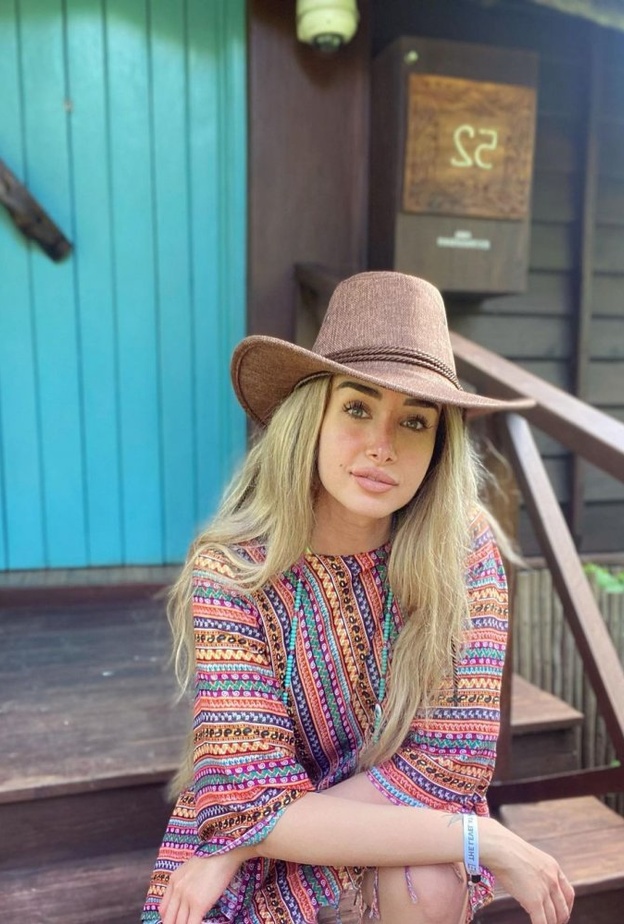 هنا الزاهد بالقبعة