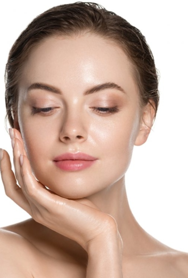  ماء الورد يساعد في تقليل احمرار الجلد وتهدئة حب الشباب