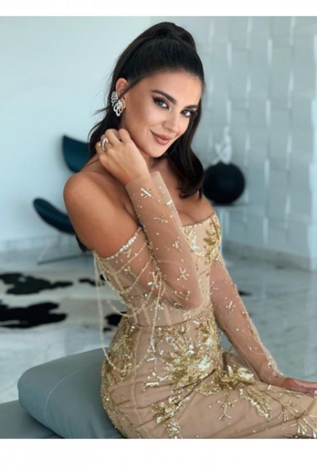  ازياء سهرة لطويلات القامة على طريقة بيرلا حلو