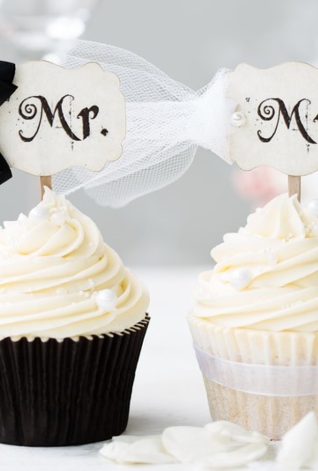 حلوى كب كيك تحمل اسمي اشكال زخرفية على شكل اسمي العروس