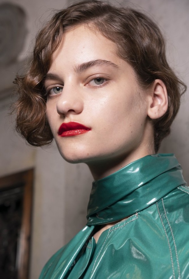  أفضل أنواع ملمع الشفاه الأحمر في صيف 2021