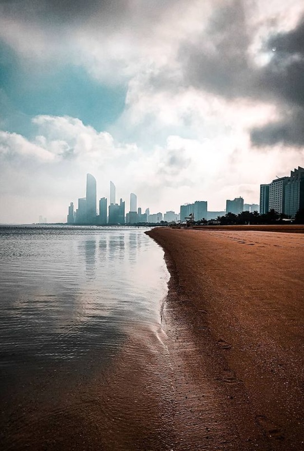  على شاطئ أبو ظبي يمكن للعروسين أن يقضيا وقتا ممتعاً = الصورة من موقع visitabudhabi.ae