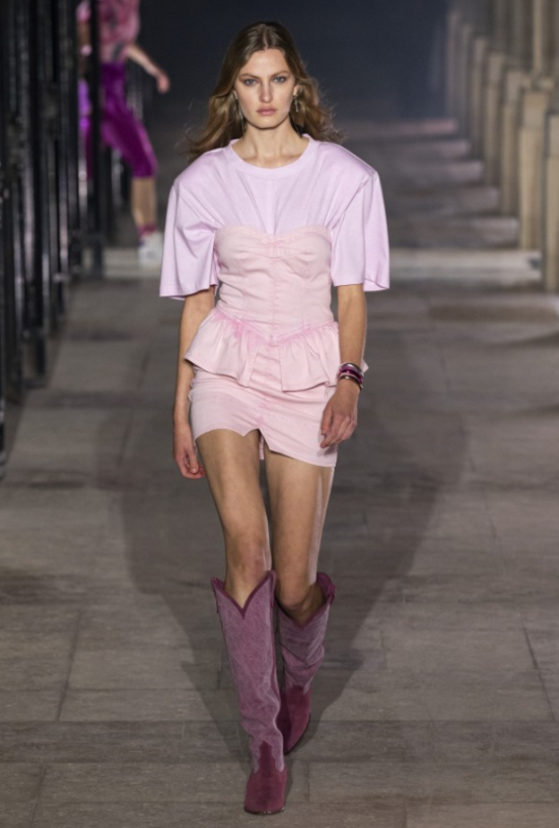 اطلالة من Alberta Ferretti