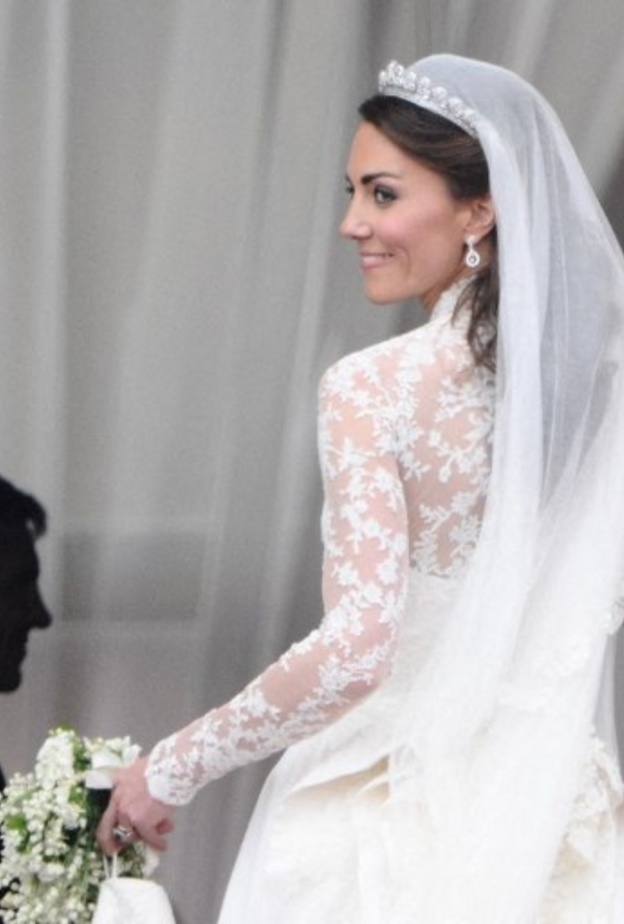 بالصور.. كيف تشابهت فساتين زفاف سيدات العائلات الملكية على مر السنين؟