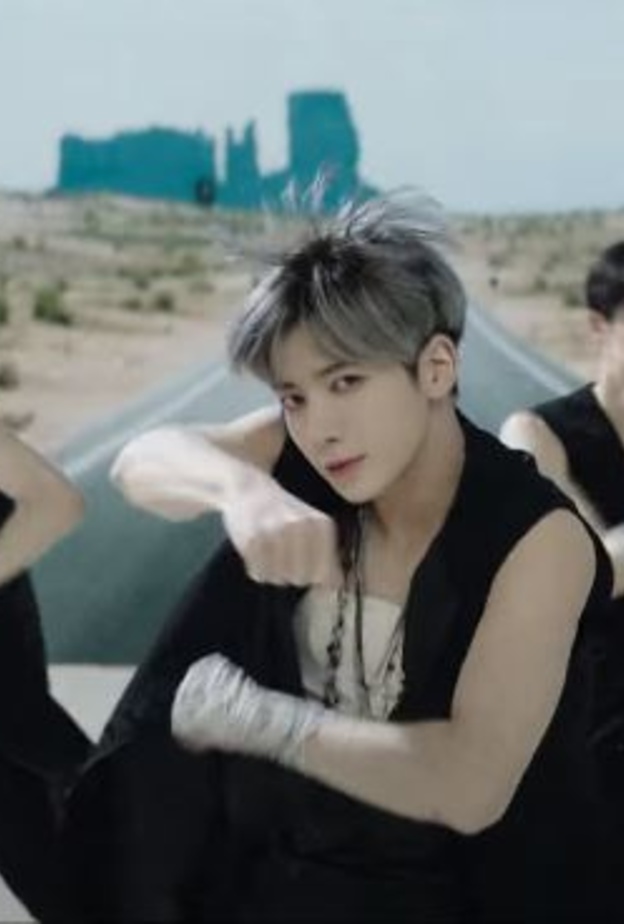 فرقة TXT الكورية في أحدث أغانيها "Loser = Lover"