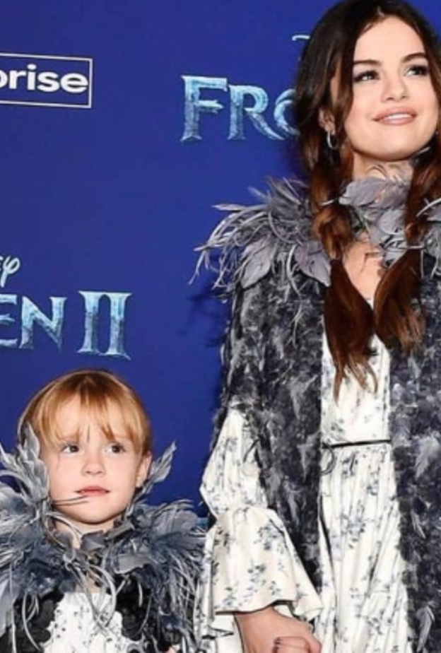 سيلينا جوميز وشقيقتها جرايسي من العرض الأول لفيلم "Frozen 2"