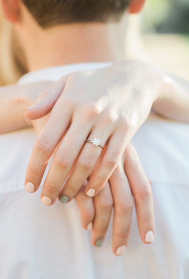 طبيب يطرد شقيقه من حفل خطوبته لهذا السبب