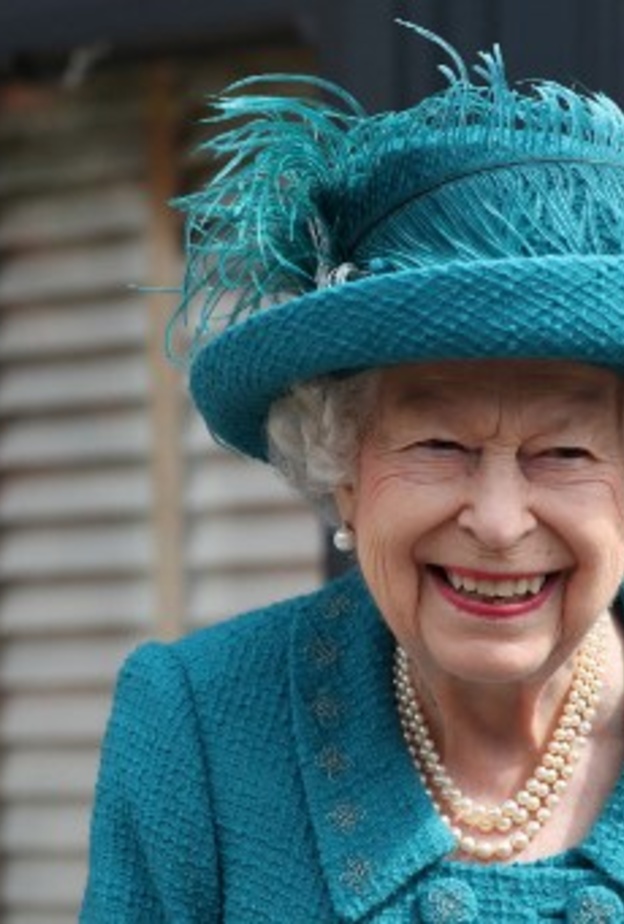 الملكة إليزابيث الثانية تتألق بقلادة اللؤلؤ