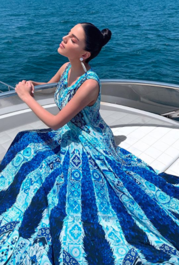 اختارت درة زروق فستان ماكسي بنقشات معرقة مزين بالكشكش - من حسابها الخاص على فيسبوك