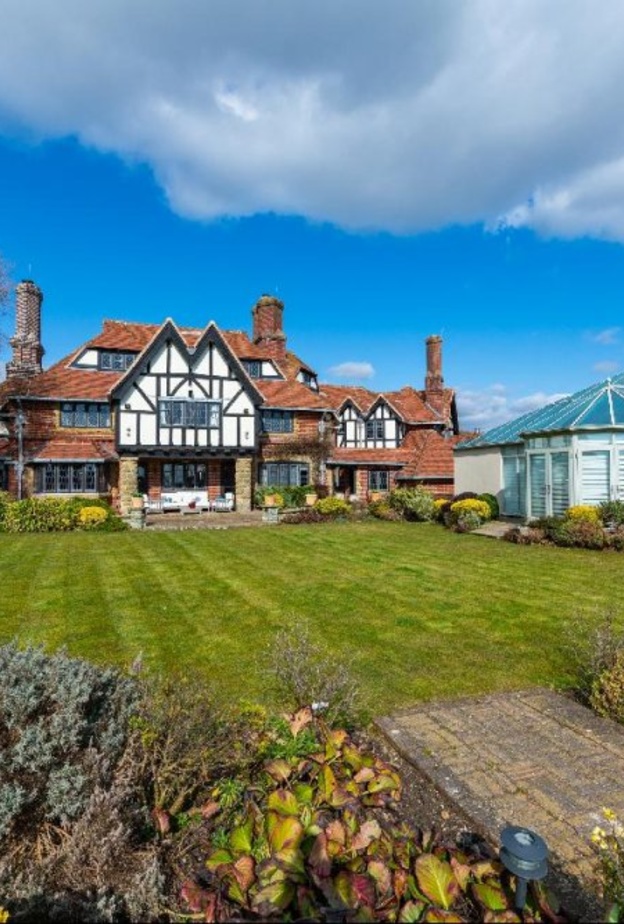 منزل رئيس شركة رولزرويس للبيع بهذا السعر؟