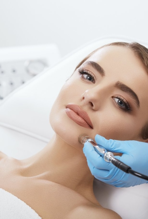 تقشير البشرة بحبيبات الألماس لبشرة فاتحة يوم المرأة الإماراتية