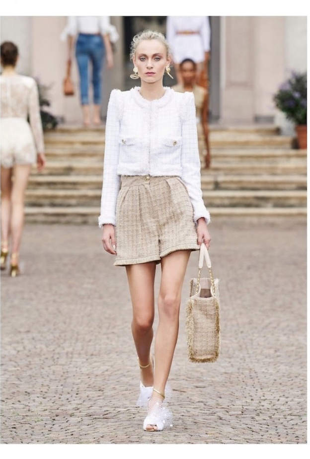 الشورت القصير باللون البنفسجي بتصميم من Andrew GN