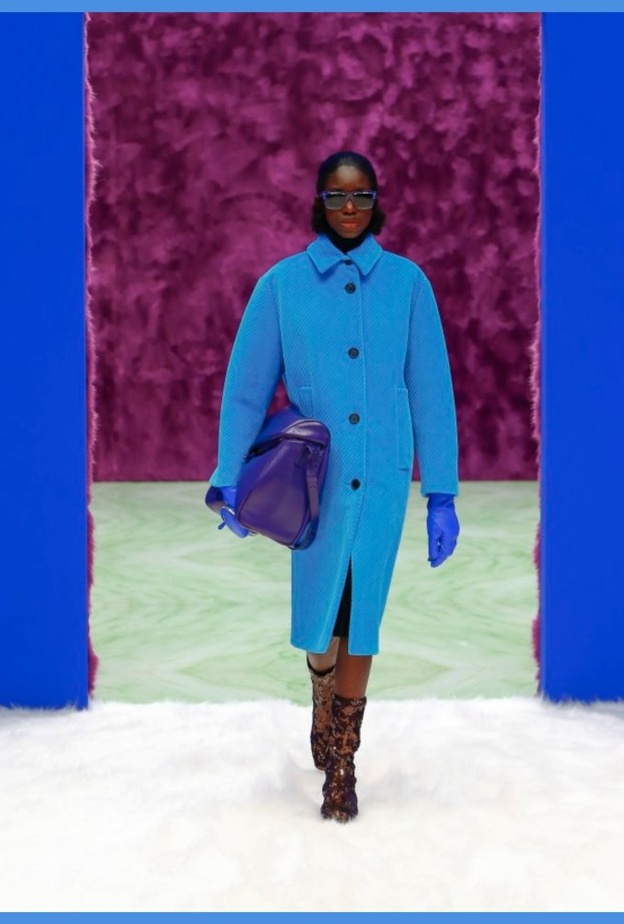 أزياء بدرجات الأزرق المتنوعة من مجموعات خريف 2021