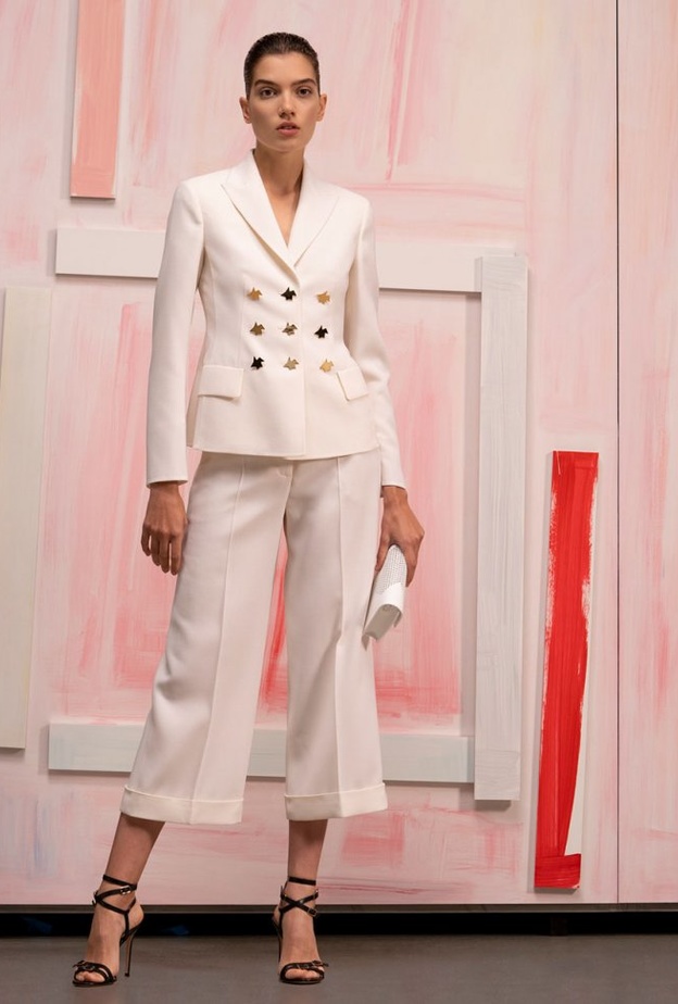 تنسيق اطلالات بموضة البرمودا الواسع من وحي Akris