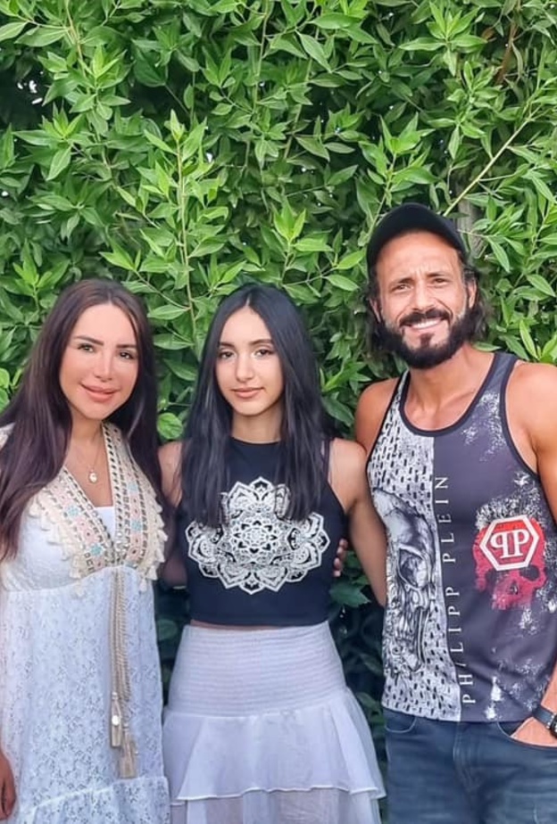 يوسف الشريف وإنجي علاء وابنتهما