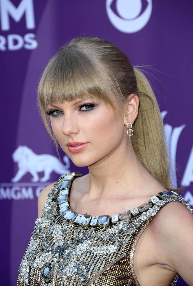 تسريحات شعر أنيقة وملفتة مع الغرة على طريقة النجمات العالميات