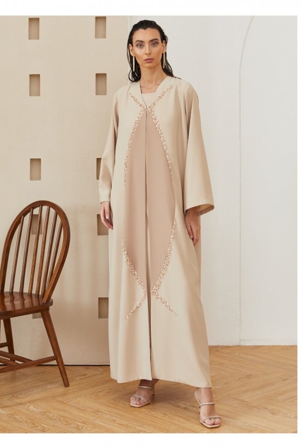 البساطة والأناقة بعباية جذابة وناعمة من تصميم THE DAFAH