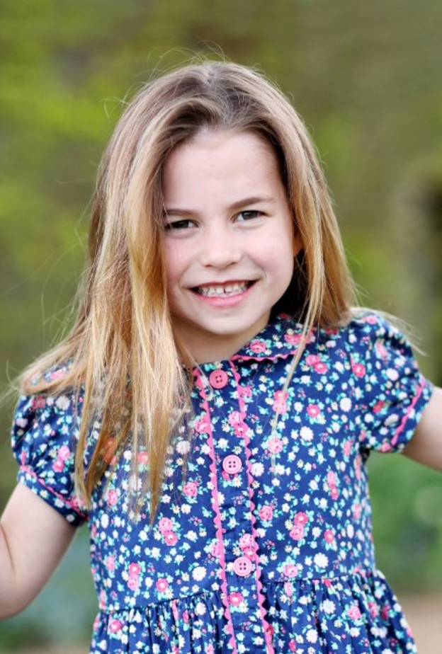 نشرت دوقة كمبريدج صورة إبنتها بفستان كحليّ مزيّن بالورود الملوّنة وبقصة الياقة بأسلوب Peter Pan