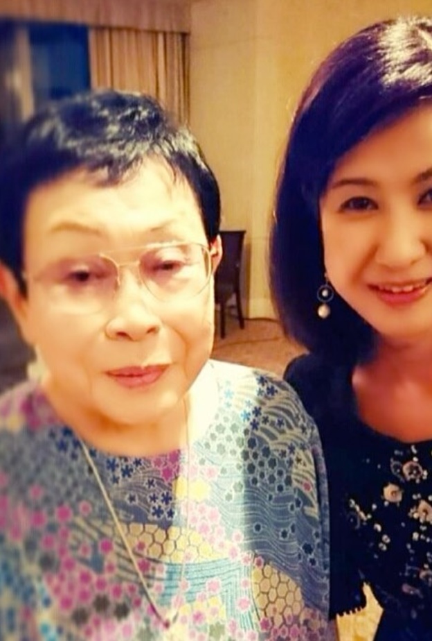 كوباياشي أياكو  مع الكاتبة الراحلة سوجاكو هاشيدا 