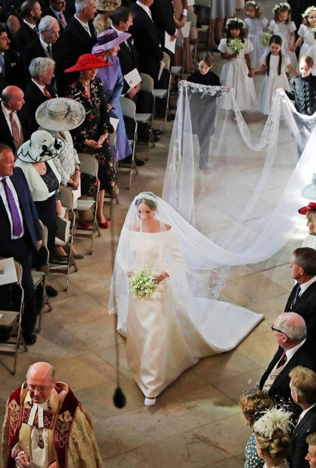  فستان زفاف الكريب والساتان ذو الأكمام المنخفضة من ماركة DB Studio