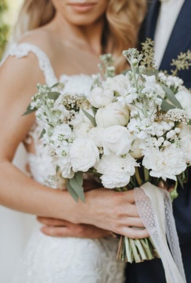 باقة زهور العروس بزهور الأوركيد طويل الساق والورد وتتميز بتصميمها الدرامي الجذاب