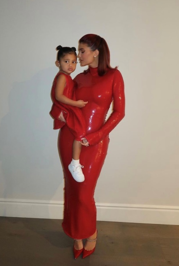 تألقت الأم وإبنتها بالفستان الأحمر المزيّن بالترتر