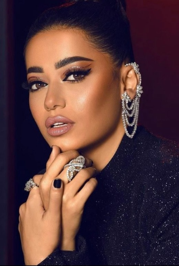 تسريحات الشعر المرفوع مع الكعكة باسلوب رحمة رياض- الصورة من انستغرام