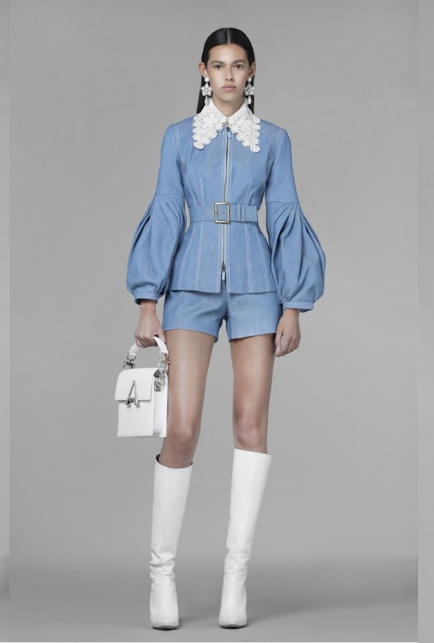 الشورت الدينم القصير بقصّة الخصر العالي من تصميم Andrew GN