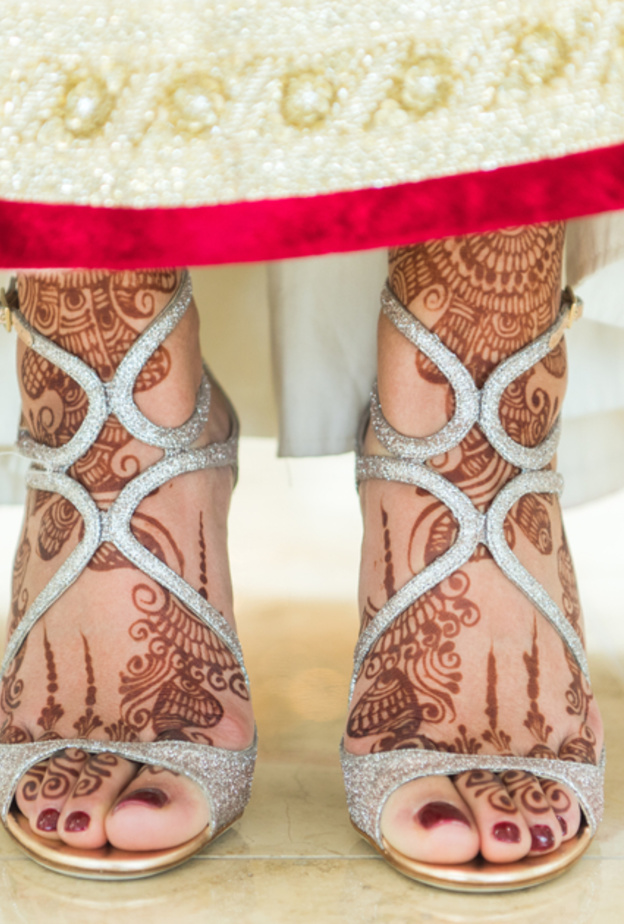 shutterstock_النقوش الهندية مميزة لأقدام العروس