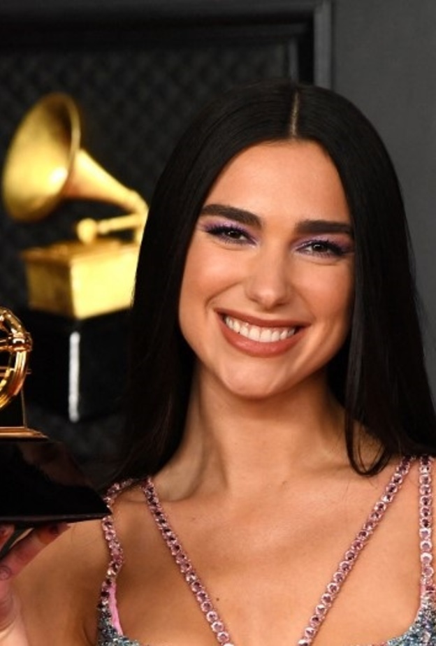 أحدث إطلالات دوا بالشعر الطويل والمكياج البنفسجي