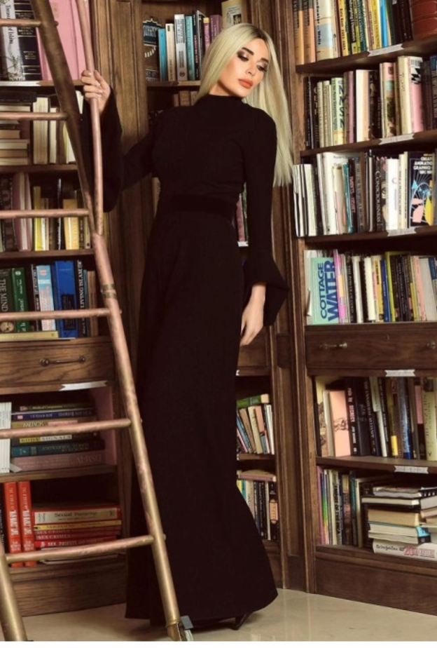 تميّز الجمبسوت بالياقة العالية والأكمام الطويلة وقصة الأرجل الواسعة