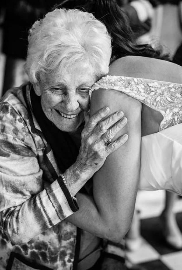 عروس تمنع جدة زوجها من حضور حفل الاستقبال في حفل زفافها