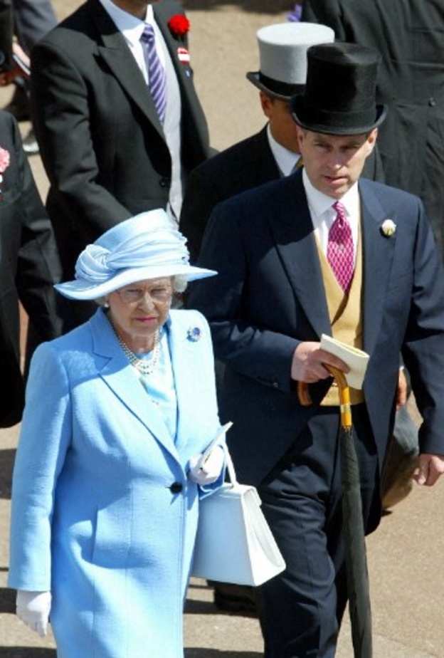 أزمة جديدة تواجها ملكة بريطانيا بسبب ابنها "المفضل" الأمير أندرو