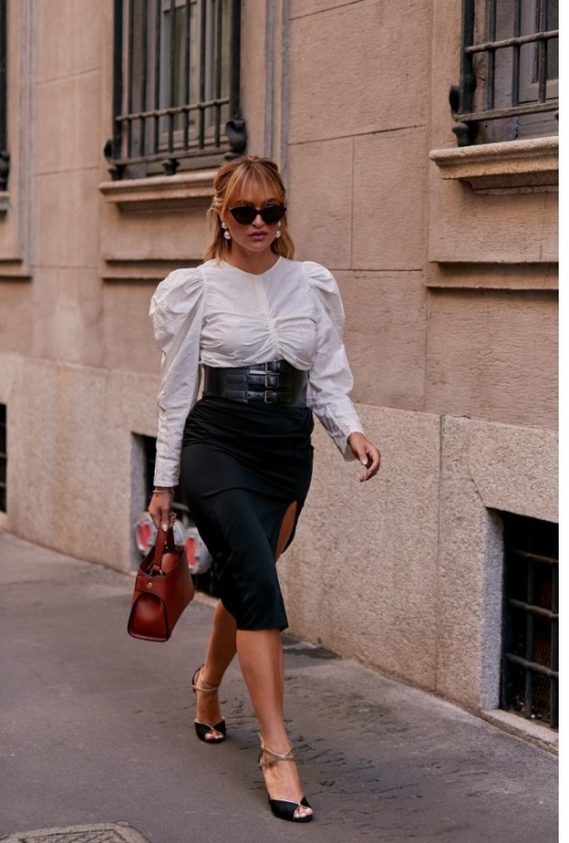 اختاري بلوز بنقشة الكارو مع بنطلون جينز لإطلالة كاجوال