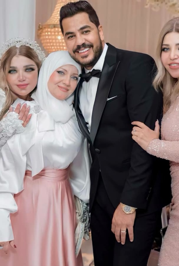 ياسمين الخطيب مع والدتها وشقيقتها في يوم الزفاف- الصورة من حساب ياسمين الخطيب على فيسبوك