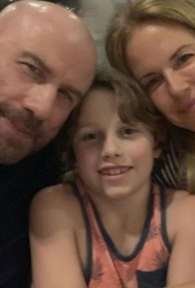 جون ترافولتا وزوجته كيلي بريستون وابنهما بن