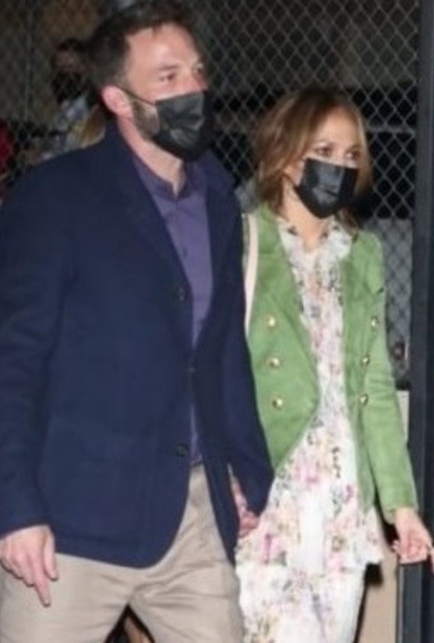 جينيفر لوبيز وبن أفليك أثناء حضور العرض المسرحي_الصورة من قناة E! News على يوتيوب