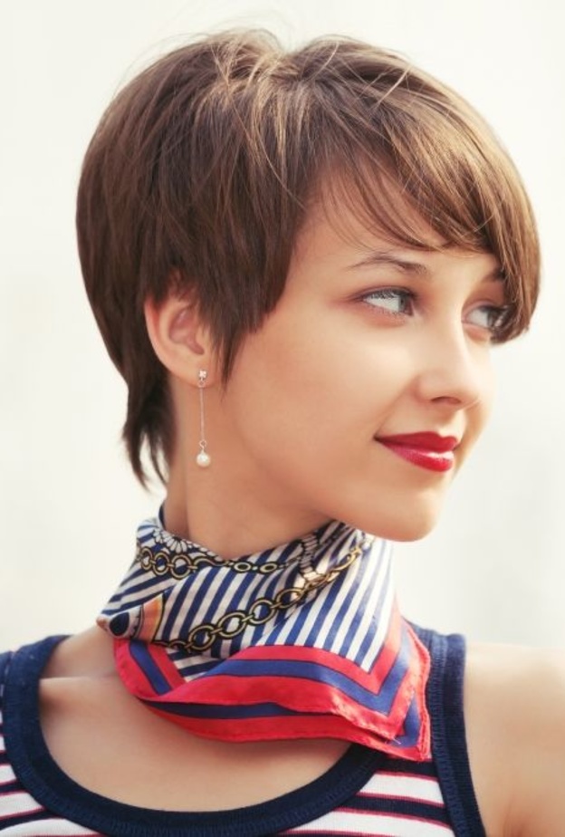  قصات شعر قصير مدرج مع الغرة الجانبية