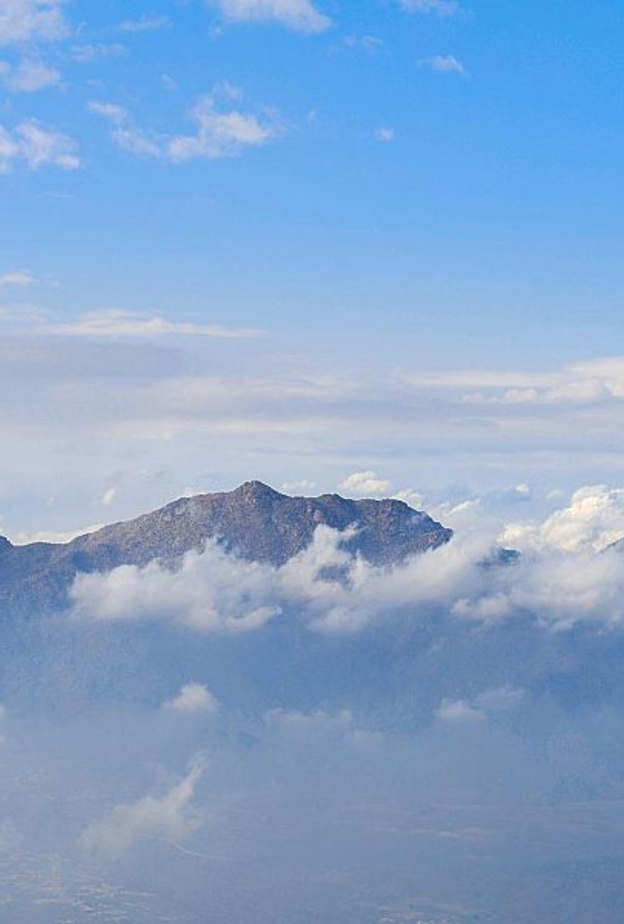 حلق في أحضان الغيوم مع أروع التجارب الطبيعية في الطائف - المصدر وكالة الأنباء السعودية 