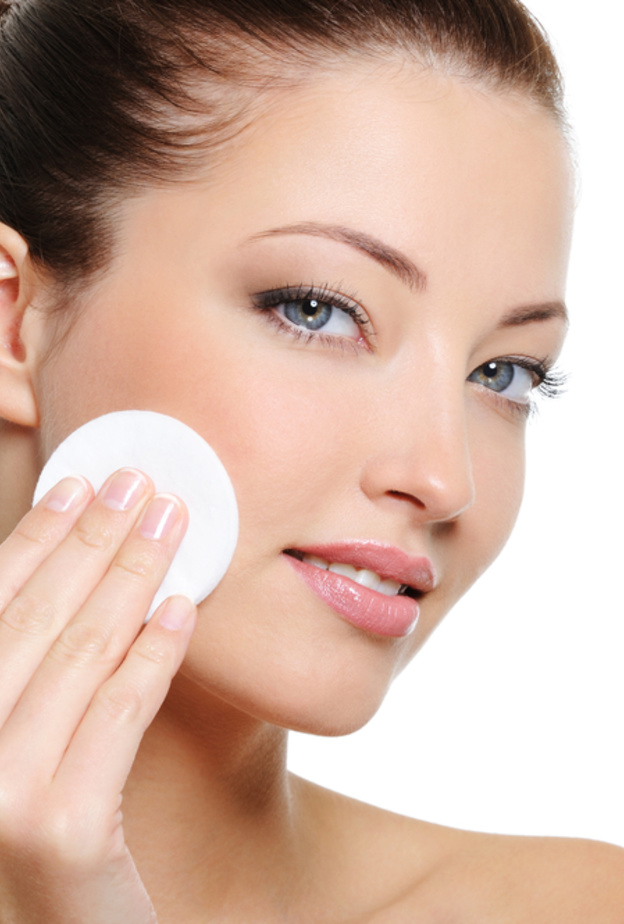  3 اخطاء ترتكبينها عند ازالة المكياج واهم 3 طرق لتصحيحها.