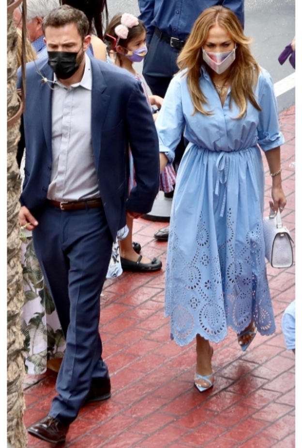 بدت جينيفر لوبيز ساحرة بالفستان الميدي الأزرق من مجموعة Valentino برفقة بن افليك