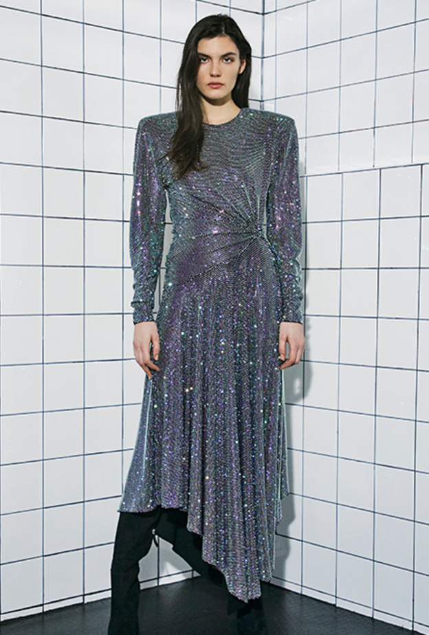 فساتين سهرة محتشمة بألوان فضية احتفالاً بيوم المرأة الإماراتية من دار Alexandre Vauthier